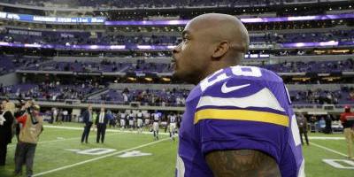 Adrian Peterson dice que pactó con Saints por 2 temporadas