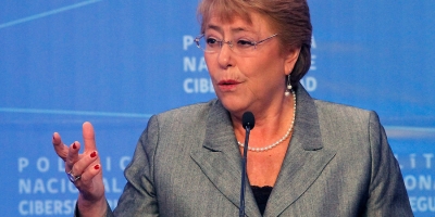 Bachelet advierte de riesgos en la red como la