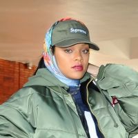 Rihanna sorprende a un fanático en Barbados y posa en una gasolinera