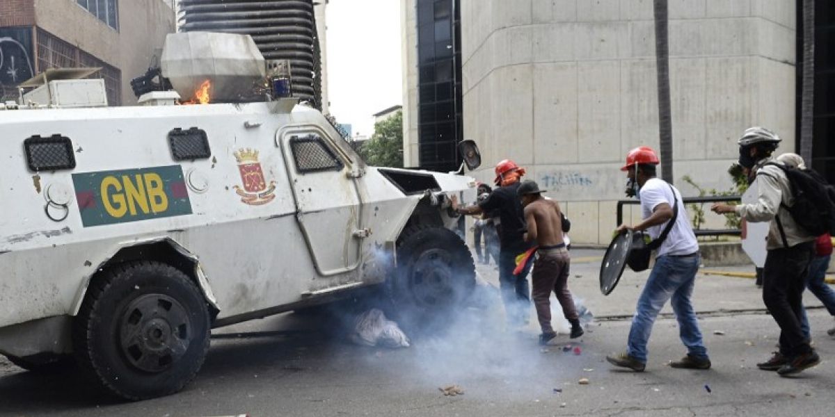 Alta tensión en Venezuela: tanqueta de policía pasa por encima de manifestantes opositores