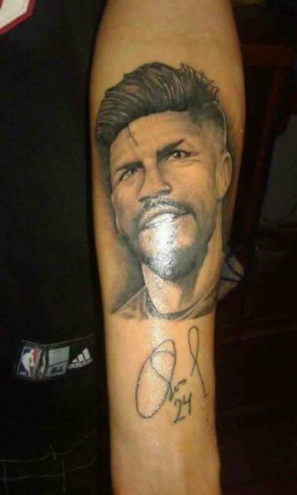 Aficionado se tatua el rostro de Oribe Peralta 