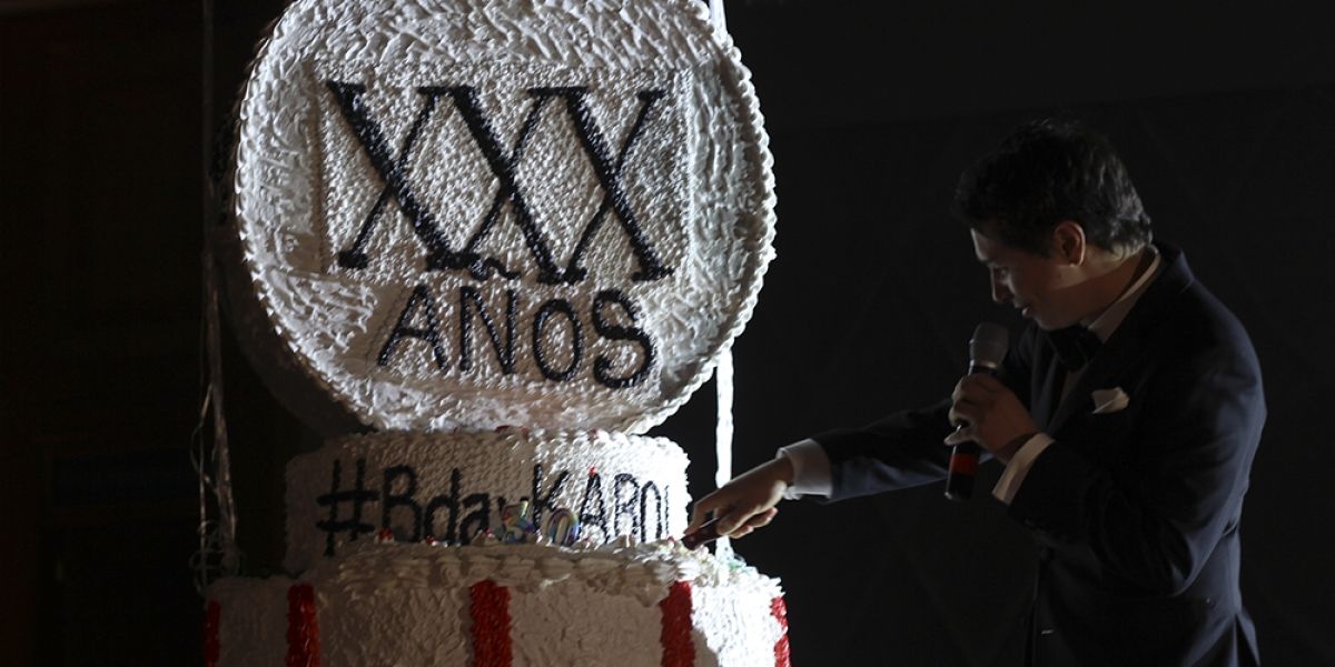 Karol Lucero es duramente criticado por excéntrico despliegue en su fiesta de cumpleaños - Imagen 1