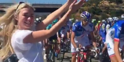 Modelo estuvo a punto de provocar colisión en el Giro
