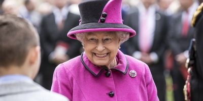 Reina Isabel II sorprende al manejar su Jaguar a los 91 años