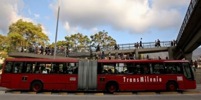 Policía es atacado a cuchillo en Transmilenio