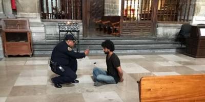Apuñalan a sacerdote en Catedral de la CDMX