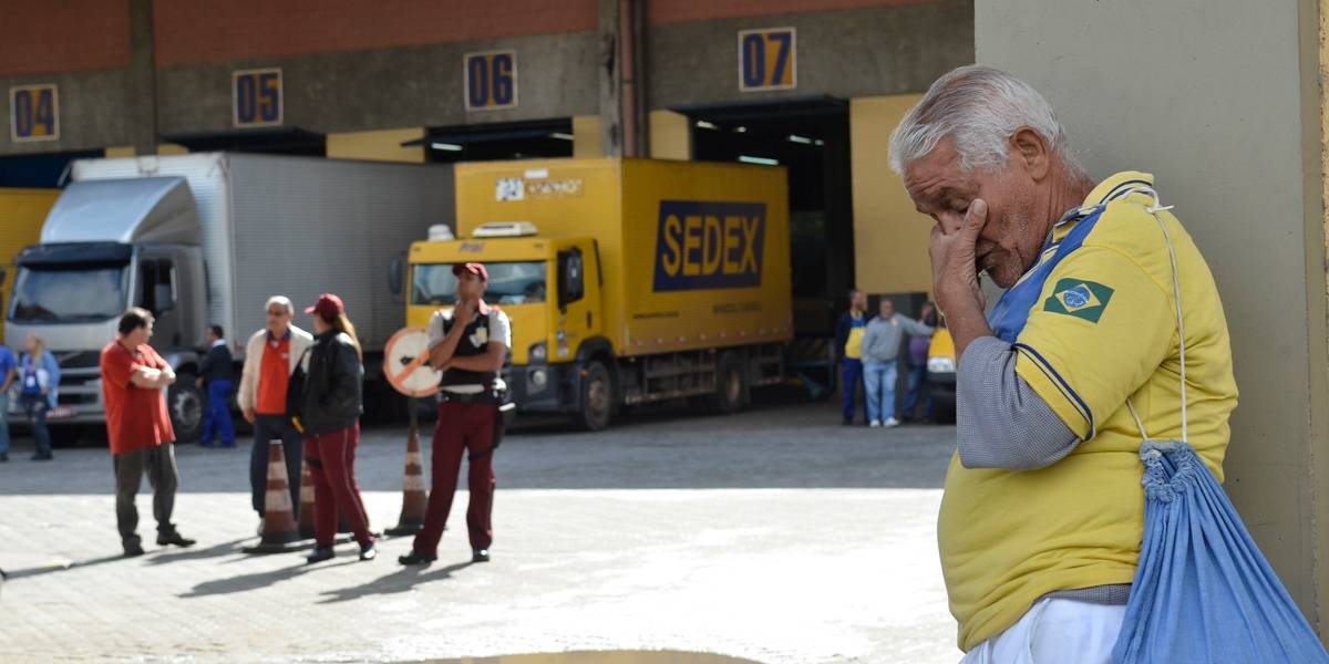 Resultado de imagem para Correios devem reabrir plano de demissões