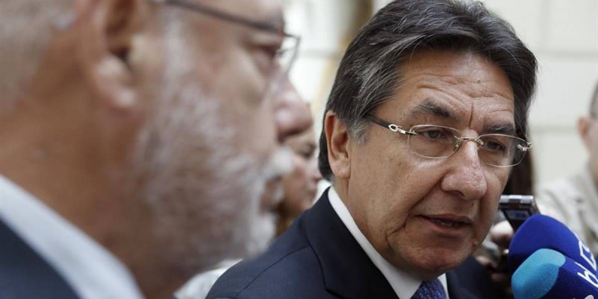 Néstor Humberto Martínez pide rectificación a Daniel Coronell Néstor Humberto Martínez pide rectificación a Daniel Coronell