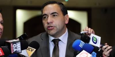 Elizalde dice que partido no ha especulado en bolsa y diputado Espinoza arremete contra