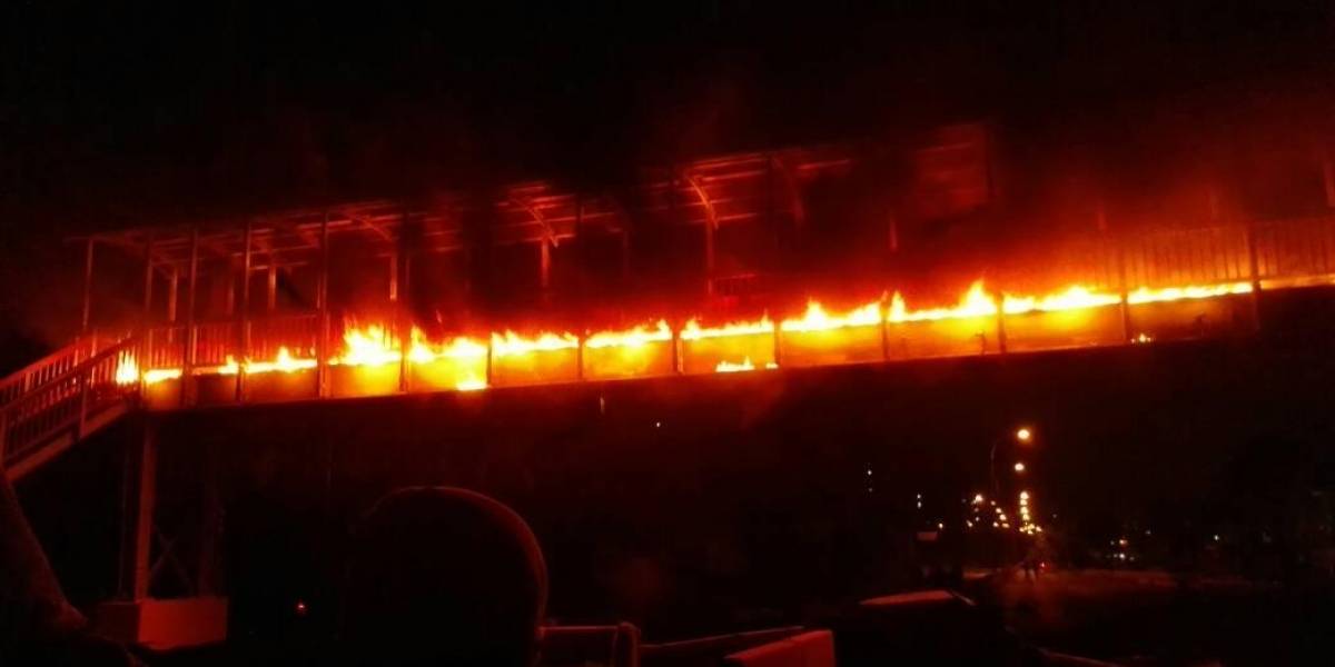 Resultado de imagen para quemaron pasarela de la cascada