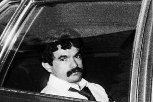 En esta foto de archivo del 25 de julio de 1981, el nacionalista puertorriqueño, Oscar López Rivera, es llevado a la cárcel después de su juicio donde fue condenado por conspiración sediciosa. / AP