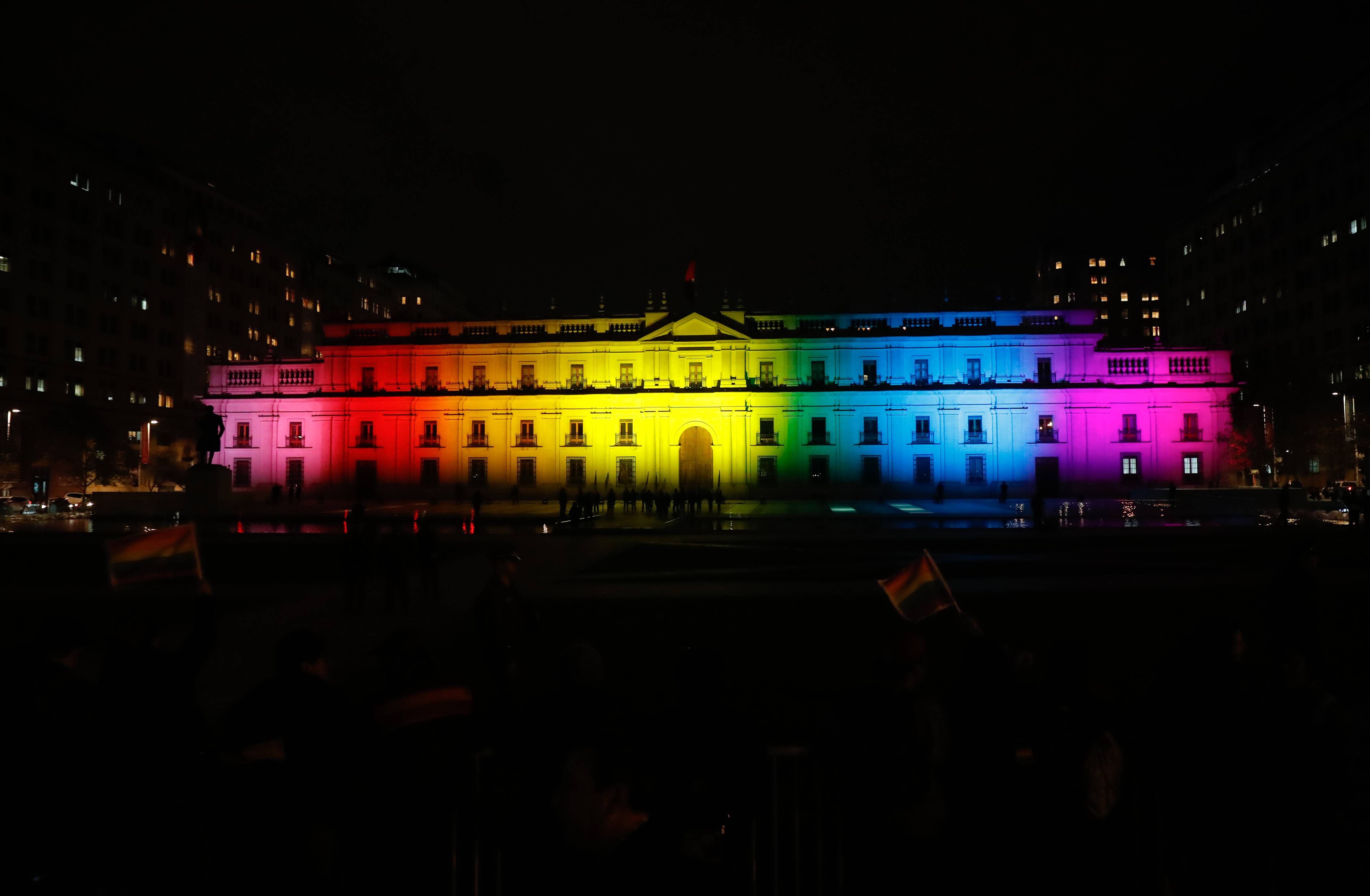Palacio de la Moneda iluminado con colores de la Diversidad Sexual