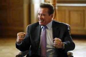 Por primera vez captan a Schwarzenegger abrazando a su hijo de origen guatemalteco