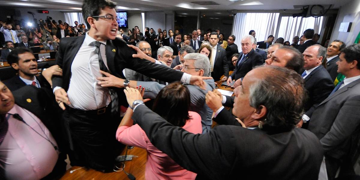 Resultado de imagem para Após briga, relatório da reforma trabalhista é dado como lido na CAE do Senado