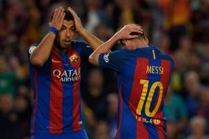 Luis Suáres y Leo Messi se lamentan tras fallar un gol