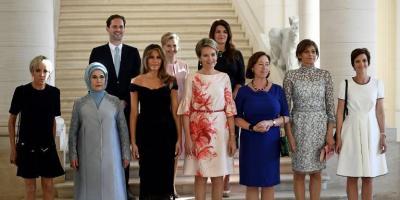 Entre las primeras damas de la OTAN aparece el 'primer caballero' Entre las primeras damas de la OTAN aparece el 'primer caballero'