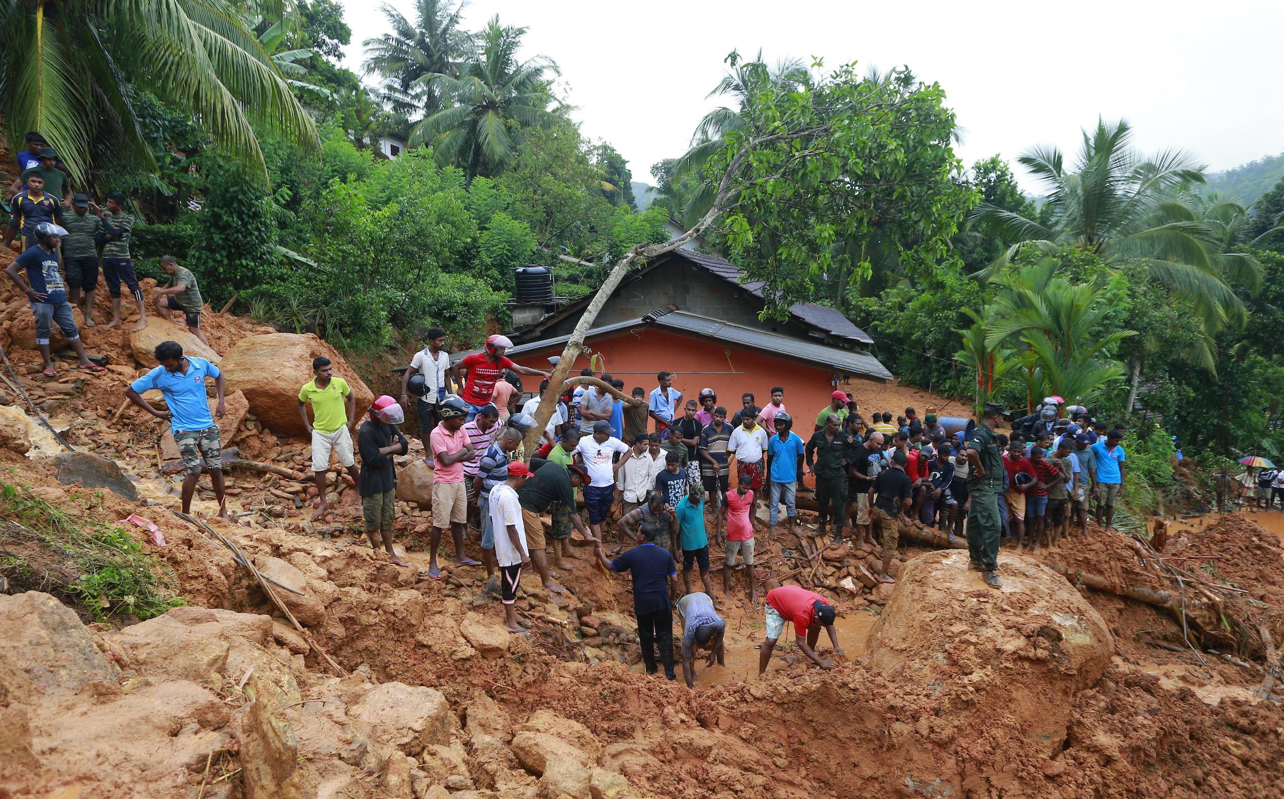 sri-lanka-mudslidespuer.jpg