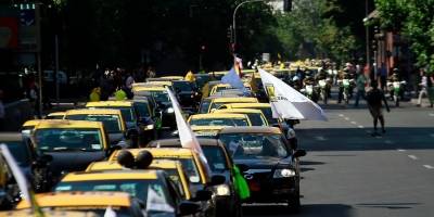 Taxistas de Chile exigen eliminar a Uber y Cabify