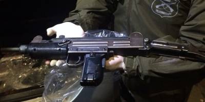 Hallazgo de subametralladora UZI destapa extravío de una treintena de armas desde Carabineros