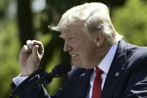 Donald Trump gesticulando