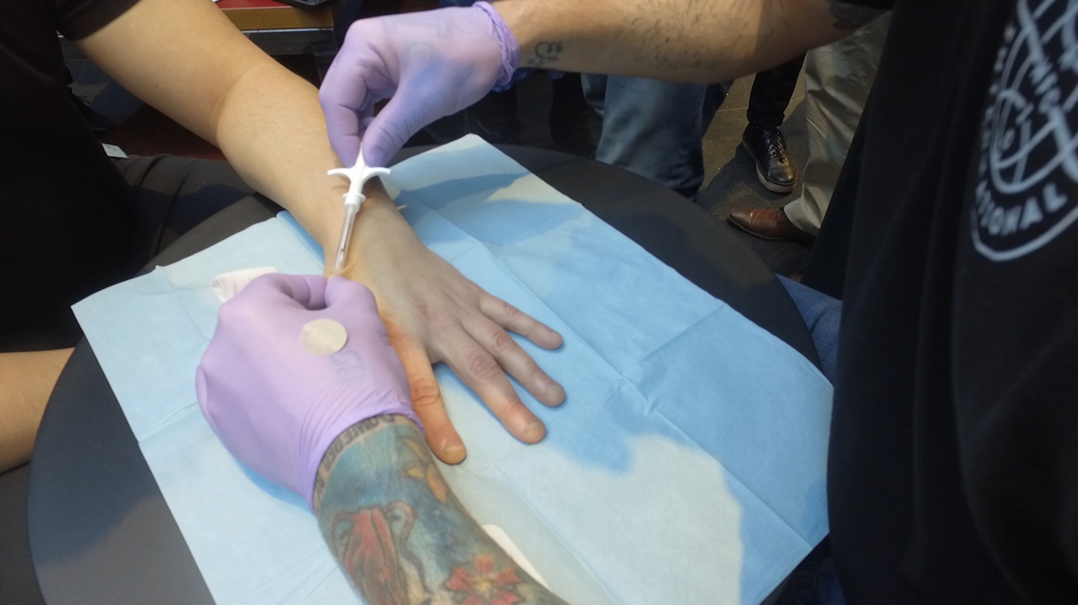 La empresa sueca Epicenter inserta microchips en las manos de voluntarios.
