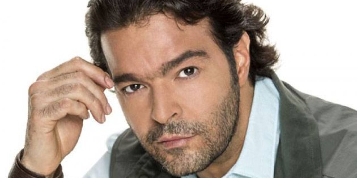 Pablo Montero da apasionado beso a mujer pero se llevó gran sorpresa