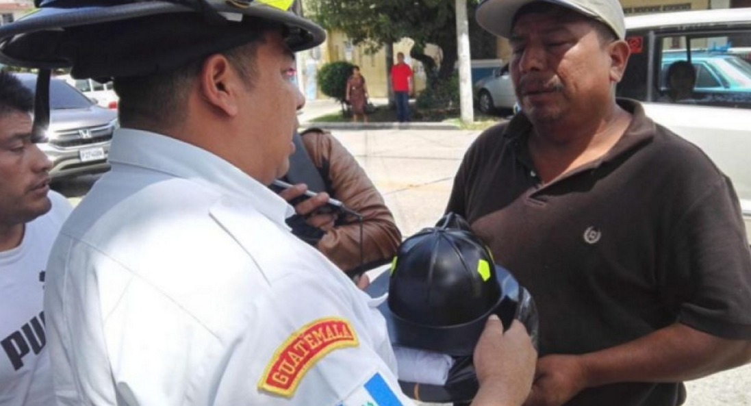 Santa Isabel II se despide de niño que queria ser bombero
