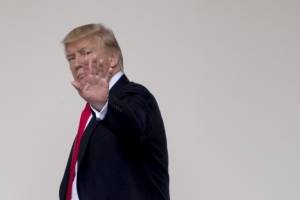 Donald Trump saludando