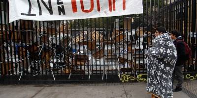 Santiago anuncia acciones legales por destrozos en toma del colegio Confederación Suiza Santiago anuncia acciones legales por destrozos en toma del colegio Confederación Suiza