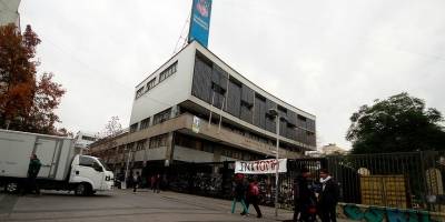 Santiago anuncia acciones legales por destrozos en toma del colegio Confederación Suiza Santiago anuncia acciones legales por destrozos en toma del colegio Confederación Suiza