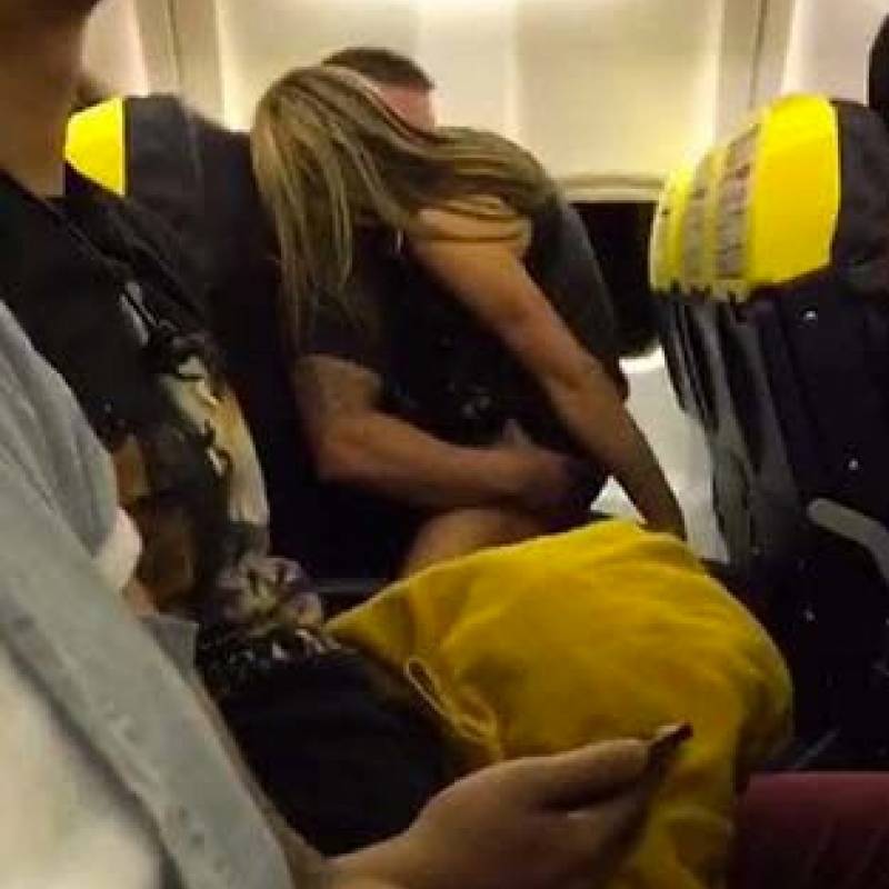 casal fazendo sexo no avão