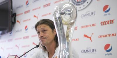 Almeyda canta al ritmo de la guitarra