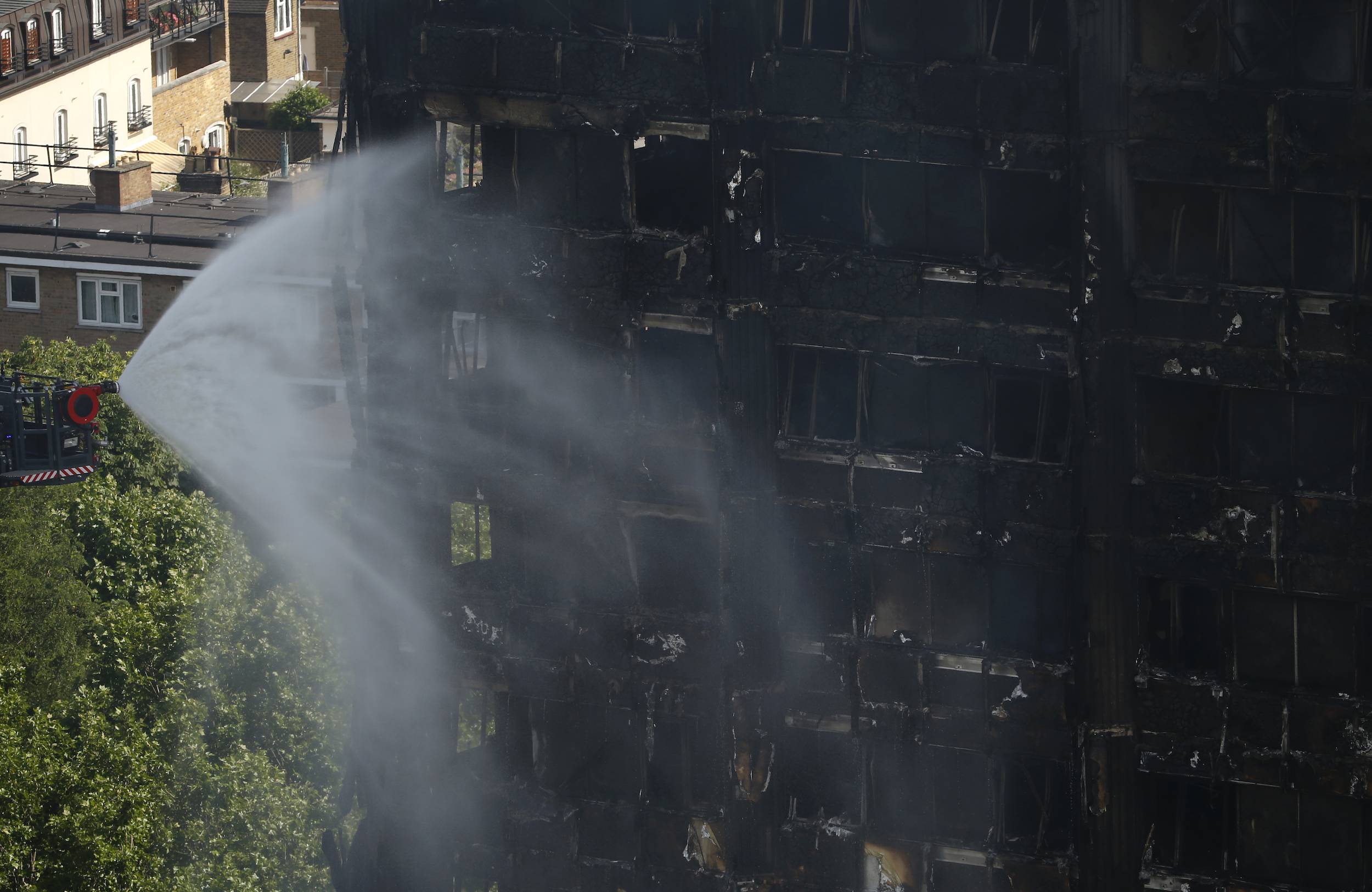 Los bomberos continuaban combatiendo el incendio, 12 horas después de que se registraron las llamas. / Foto: AP