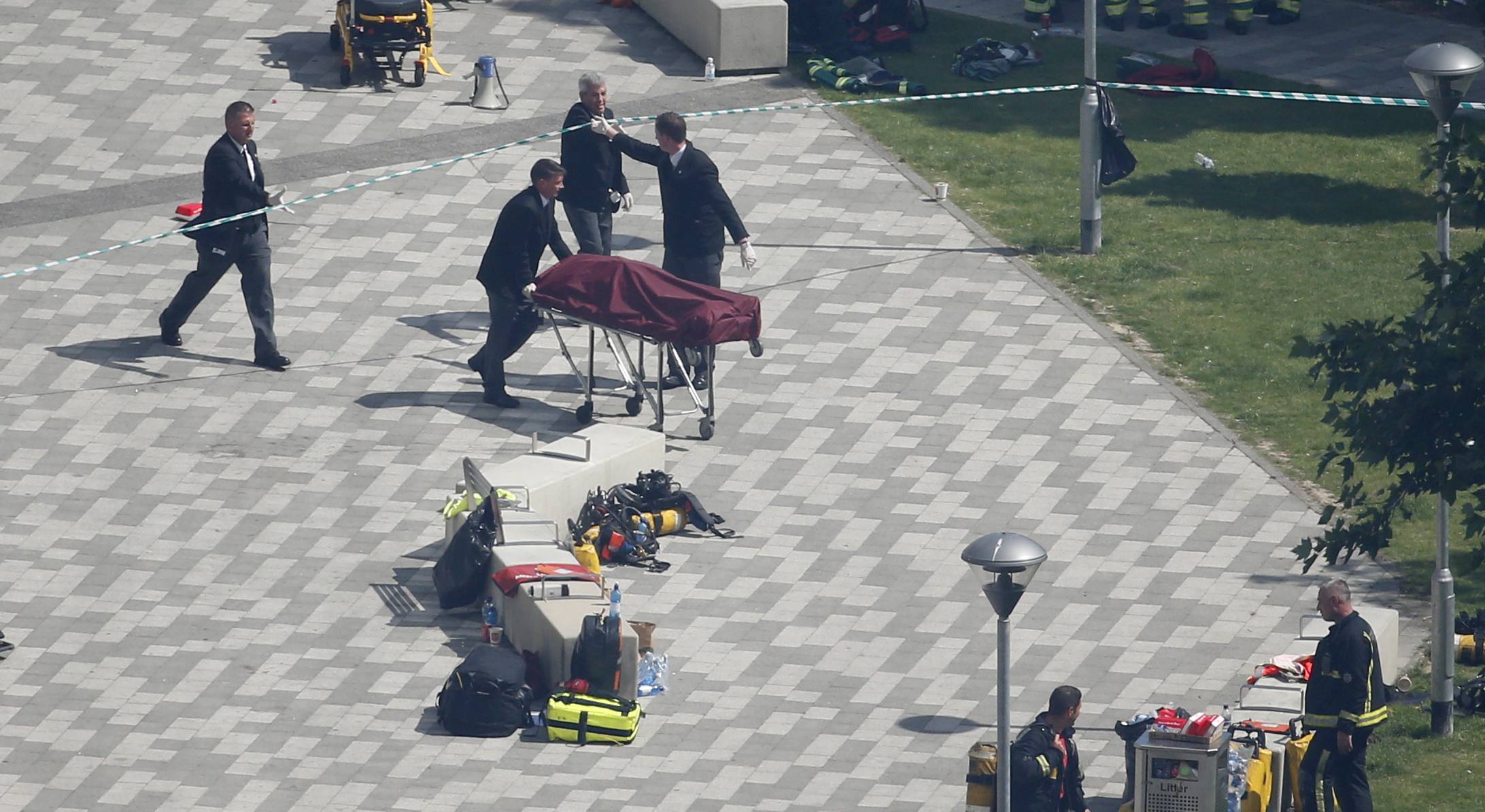 Un equipo de funerarios traslada un cadáver de una de las víctimas fatales del incendio en el edificio de apartamentos en Londres. / Foto: AP