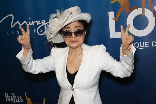 Mal estado de salud: Yoko Ono traspasa gestión de sus negocios a su hijo Sean