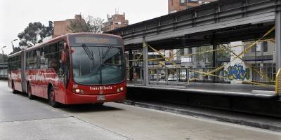 Hinchas de Millonarios atacan buses de Transmilenio