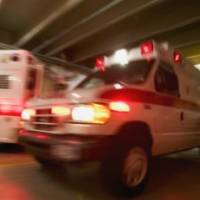Mujer sale expulsada de vehículo tras su papá chocar en estado de embriaguez