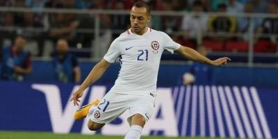 Chile derrotó a Camerún con algo de polémica en su debut