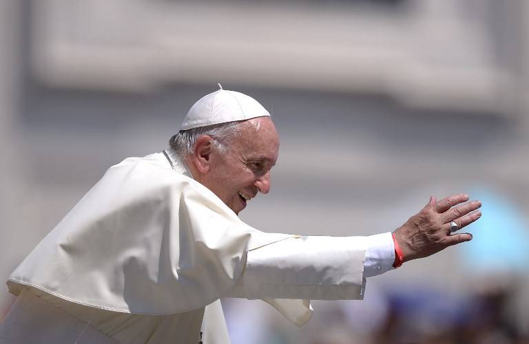 Papa Francisco saludando