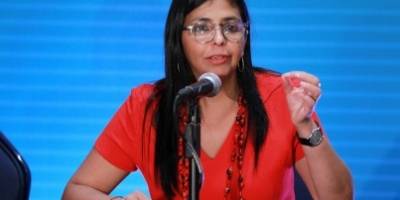 Ofrece Maduro ayuda a los padres de los 43