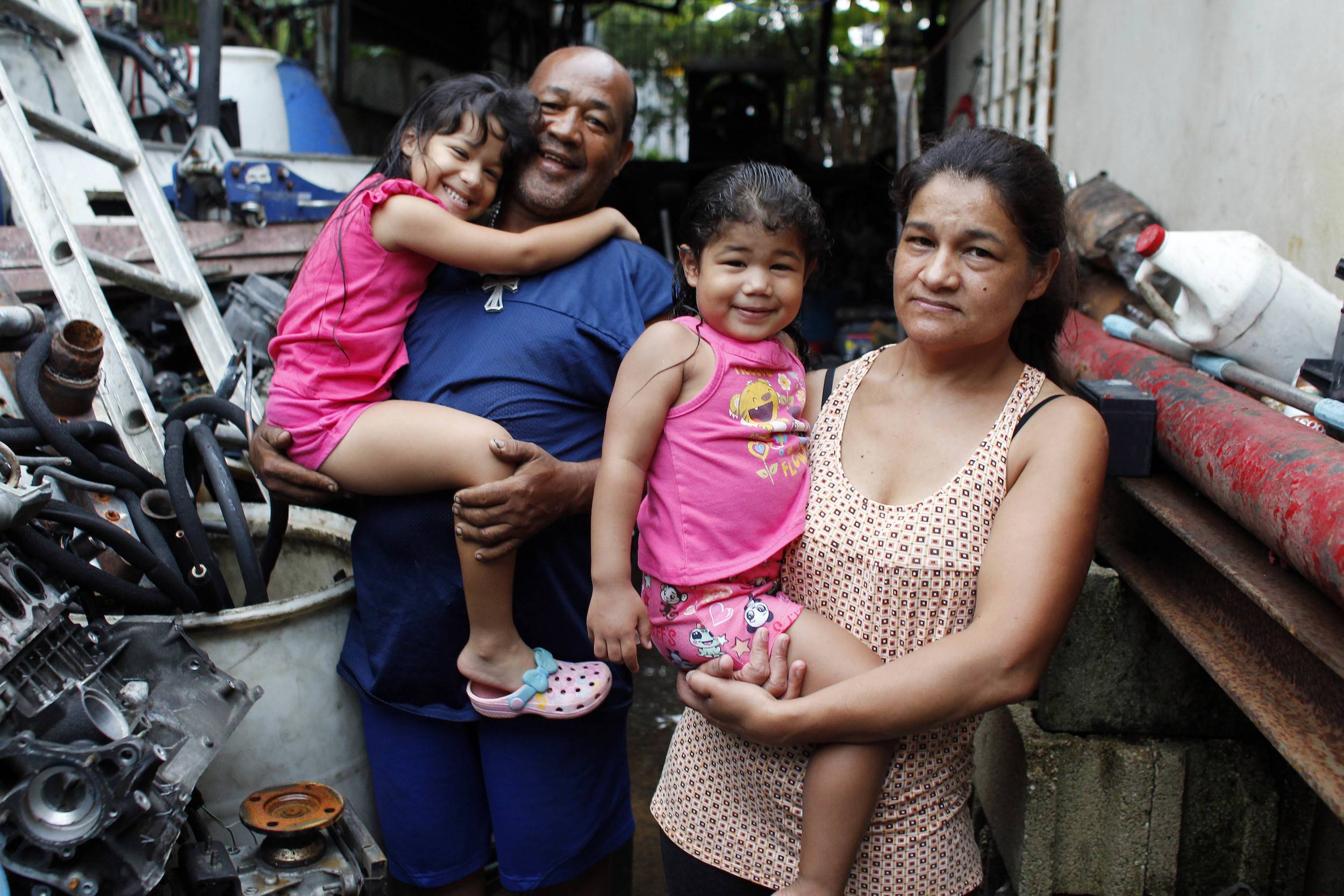 Elvis Guzman y su esposa Stella Canete, junto a sus hijas posan para una foto en el patio trasero de su casa en San Juan, Puerto Rico. / Foto: AP