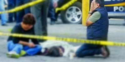 Pareja sale a comprar pizza y son atacados a balazos; ella muere