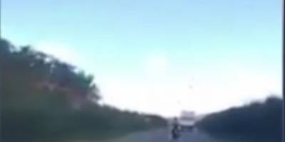 Mala maniobra de un motociclista lo lleva a la muerte — YouTube