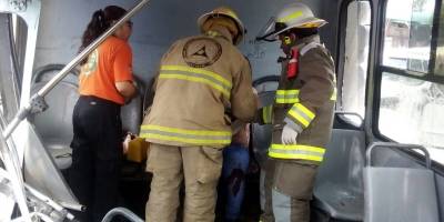 Tren embiste a camión en Jalisco; 15 lesionados