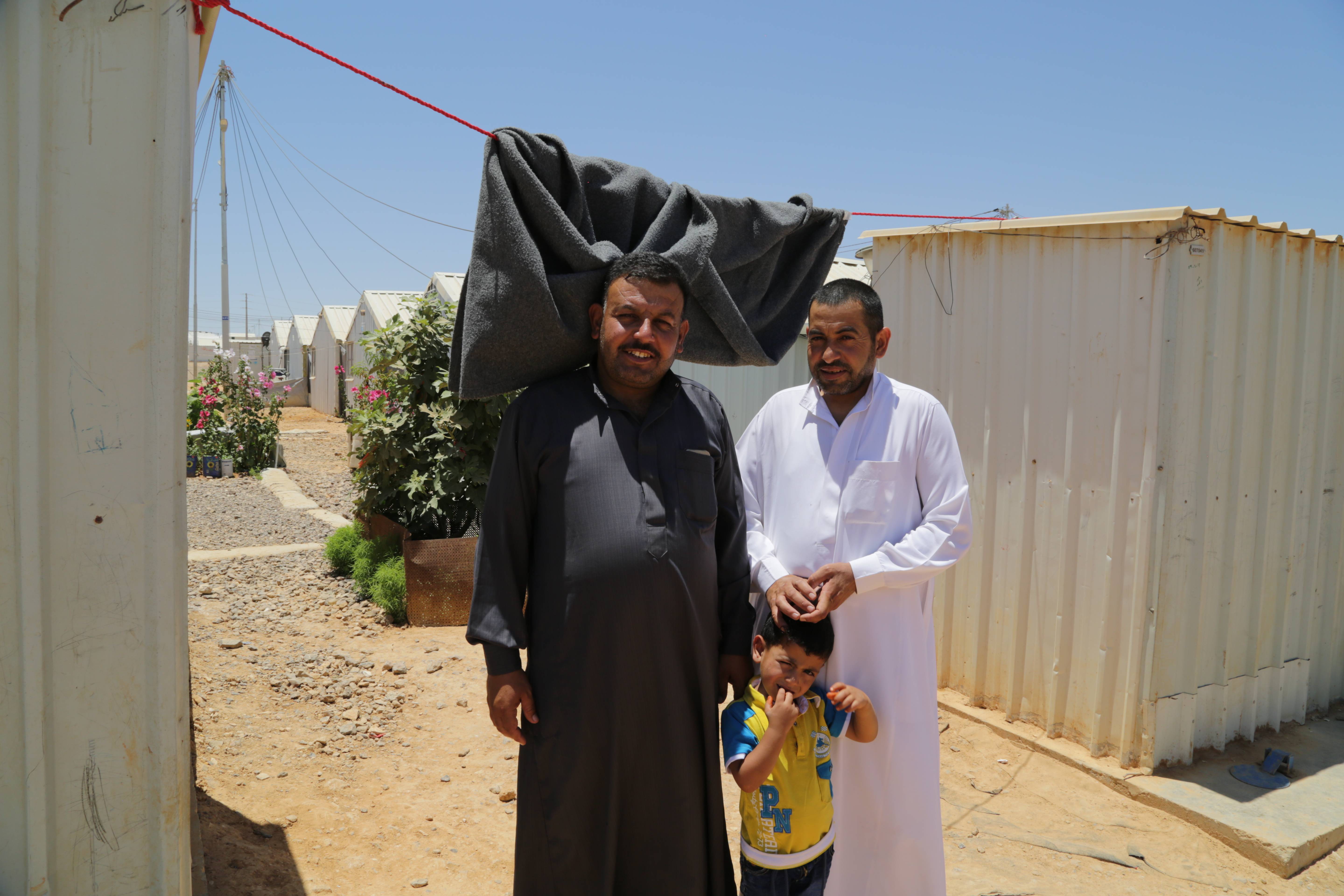 Saleh Mohammed Eid y su hermano, del cual es vecino, en el campamento de refugiados de Azraq.