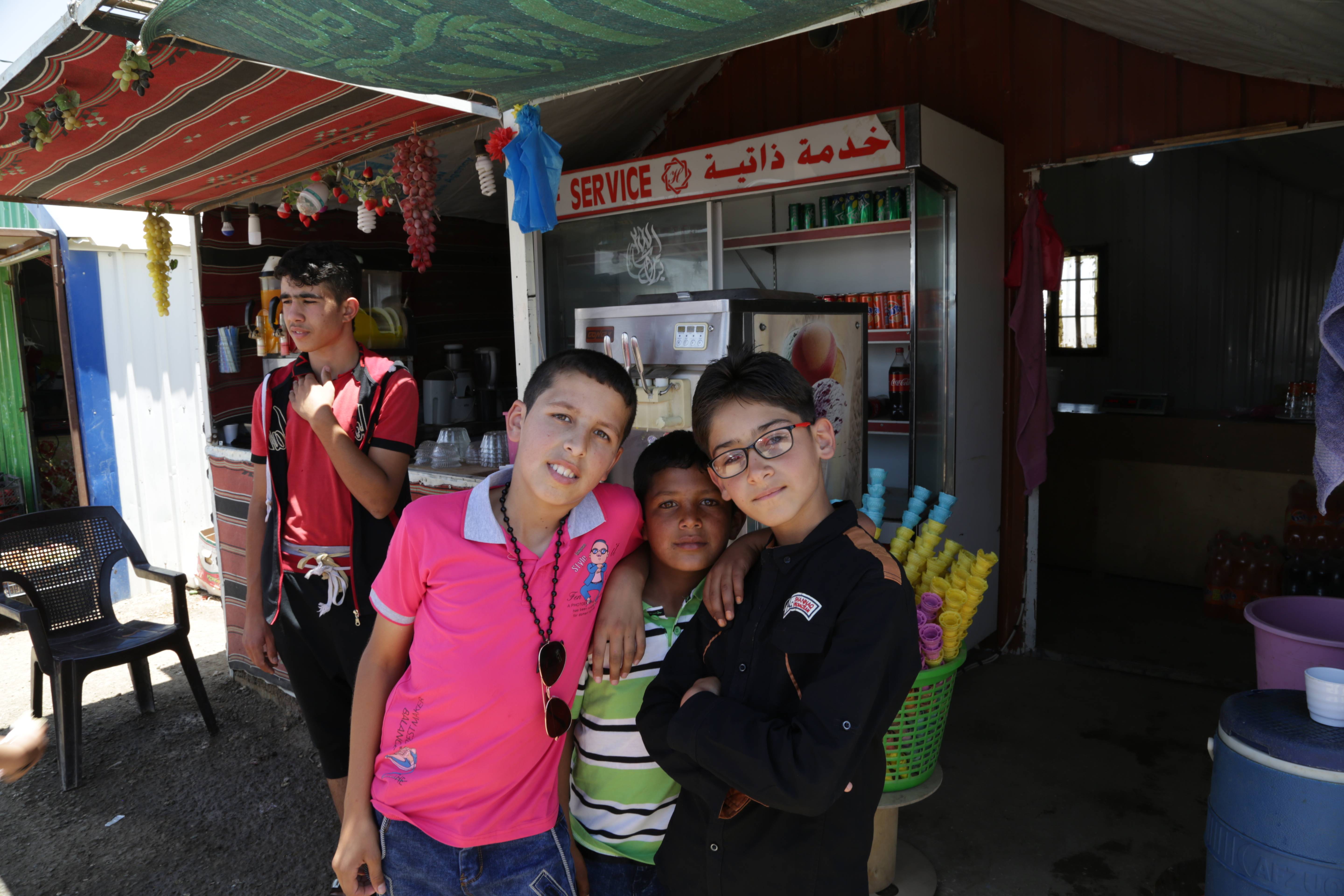 La llegada de la electricidad ha permitido a los refugiados del campamento poder montar negocios de refrescos.