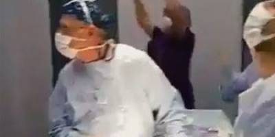 En plena cirugía, médicos celebran triunfo de Chile #VIDEO