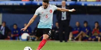 Mediocampista Hakan Calhanoglu es presentado con AC Milán Mediocampista Hakan Calhanoglu es presentado con AC Milán