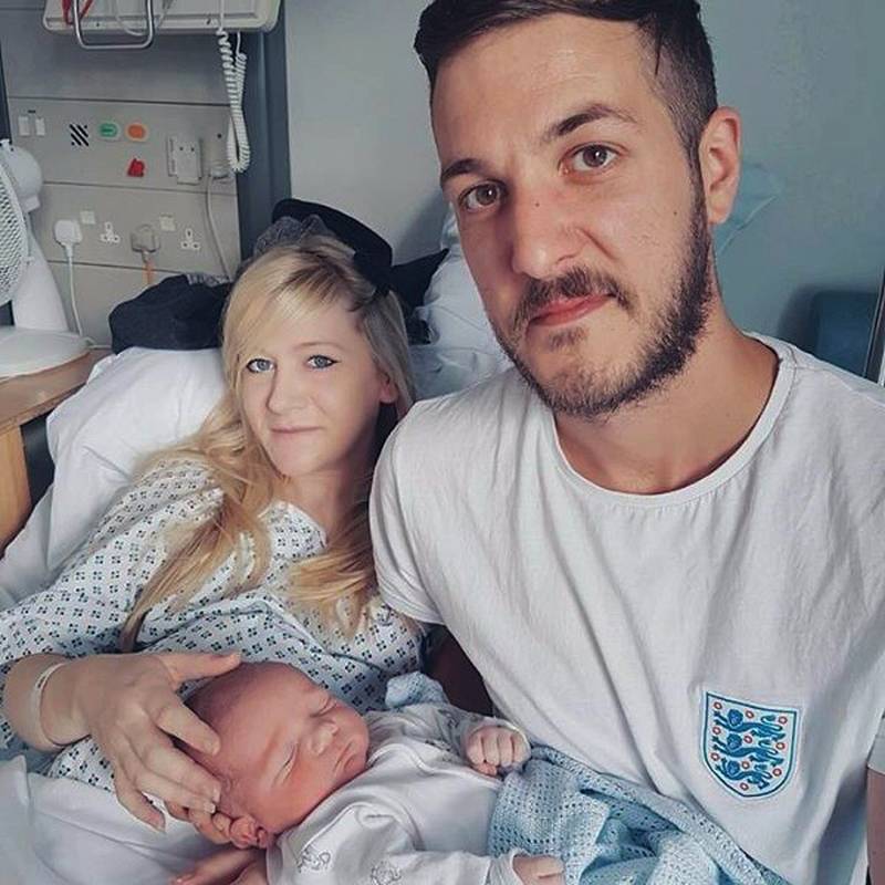 En esta foto sin fecha se ve a Chris Gard y Connie Yates con su hijo Charlie Gard en el hospital Great Ormond Street Hospital, en Londres. / AP