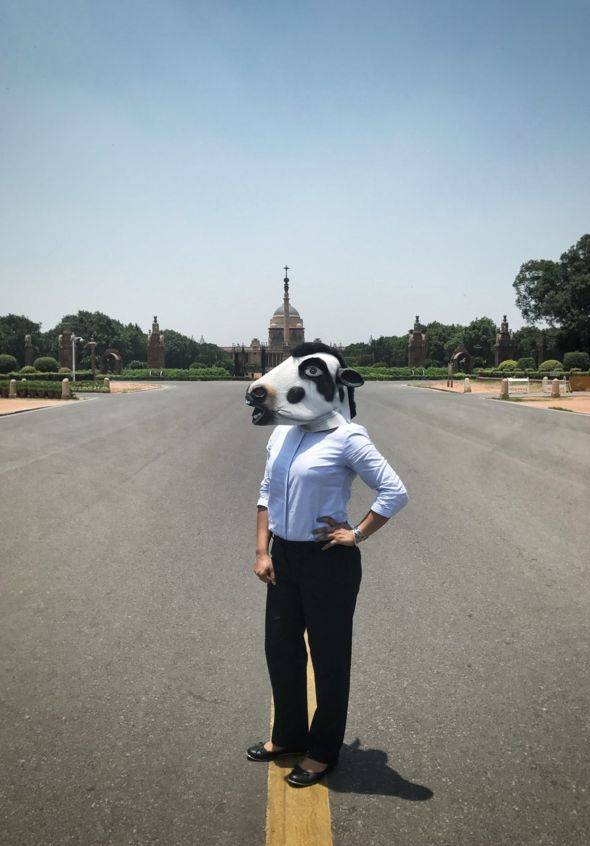 Una mujer con cabeza de vaca en Dheli, India.